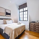 Luxury Apt Aircon 3 Bedr, 4 Beds, 2 Bath Trafalgar Sq