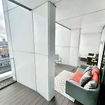 Elegant 3-Bedroom Penthouse With A Private Terrace, Lift Access, And Free Wi-Fi, Located In Battersea, Nine Elms