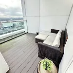 Elegant 3-Bedroom Penthouse With A Private Terrace, Lift Access, And Free Wi-Fi, Located In Battersea, Nine Elms