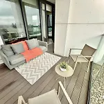 Elegant 3-Bedroom Penthouse With A Private Terrace, Lift Access, And Free Wi-Fi, Located In Battersea, Nine Elms
