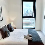 Elegant 3-Bedroom Penthouse With A Private Terrace, Lift Access, And Free Wi-Fi, Located In Battersea, Nine Elms