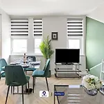 Last-Minute Grabs ! Limited Time L Exclusive Deal On 2 Bedroom, High Spec Luxury Flat By Finesse Stays Short Lets & Serviced Accommodation London With Free Wifi