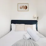 Contemporary 2 Bedroom Apartment In Shepherd\'S Bush