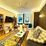 2 Bedroom Apartment In Central London South Kensington By Wild London