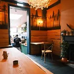 Cozy 1-Bedroom Flat