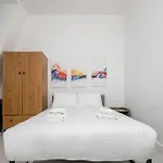 Cozy 2-Bedroom Flat In Central West London