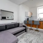 Cozy 2-Bedroom Flat In Central West London