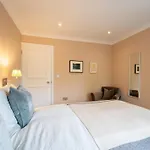 Light Filled Apartment - Newly Renovated