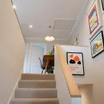 Light Filled Apartment - Newly Renovated