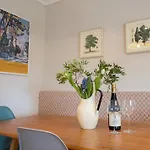 Light Filled Apartment - Newly Renovated