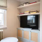 Light Filled Apartment - Newly Renovated