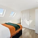 Beautiful Wembley Gem - Parking -Sleeps 14