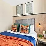 Beautiful Wembley Gem - Parking -Sleeps 14