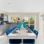 Beautiful Wembley Gem - Parking -Sleeps 14