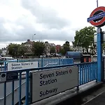 3 Bedroom London With Garden Near Tube Station