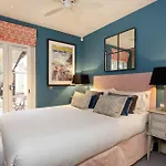 Veeve - Chelsea Square Serenity