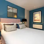 Veeve - Chelsea Square Serenity