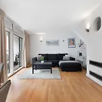 2 Bed Apartment- Central London- Lift & Balcony