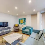 Stylish 3 Bedroom Apartment In The Heart Of Clerkenwell