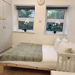 St 6 - 2 Min Walk From Tube Cozy Studio Apartment