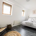 Contemporary 2 Bedroom Apartment In Shepherd\'S Bush