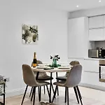 Stylish Camden Flat With Private Garden And Parking