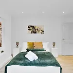 Stylish Camden Flat With Private Garden And Parking