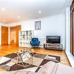 Lovely 2 Bedroom By The Docks