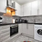 \'Ample Apt Next To Cromwell Hospital In Kensington