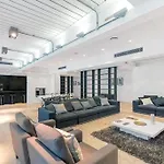 Luxurious Flat For 8