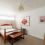 Kensal Green\'S Cosy Three Bedroom Retreat