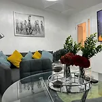 Stunning 2 Bed Apartment Located On High Street, 5 Minutes From New Cross Station, Free Parking, 1 Minute From Famous 5 Star Lit Shisha Bar And Restaurant