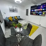 Stunning 2 Bed Apartment Located On High Street, 5 Minutes From New Cross Station, Free Parking, 1 Minute From Famous 5 Star Lit Shisha Bar And Restaurant