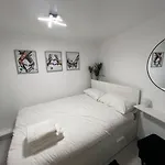 Stunning 2 Bed Apartment Located On High Street, 5 Minutes From New Cross Station, Free Parking, 1 Minute From Famous 5 Star Lit Shisha Bar And Restaurant