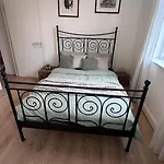 Trendy 2 Bedroom Apartment In Canary Wharf