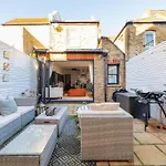 Stylish Hideaway With Oasis Garden