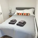 2 Bedroom Flat In Stoke Newington