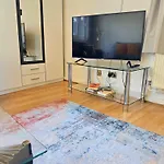 Bright & Spacious Home In Building With Lift, Right Next To Bayswater Station - Walk To Kensington Palace, Hyde Park, Little Venice & Notting Hill