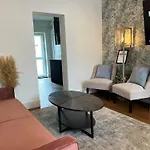 Stylish & Elegant 2-Br Flat In Greenwich London