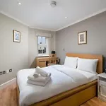 Modern Luxury Apartment, Sleeps Five, Barons Court