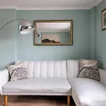 Modern Luxury Apartment, Sleeps Five, Barons Court