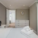 Modern Luxury Apartment, Sleeps Five, Barons Court