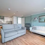 Modern Luxury Apartment, Sleeps Five, Barons Court