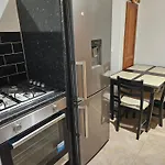 Mitcham Junction - 2 Bed Apartment - Sleeps 6