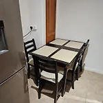 Mitcham Junction - 2 Bed Apartment - Sleeps 6