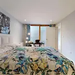 Modern Apartment Near Regents Park