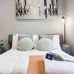 Bright&Modern Bayswater Apartment