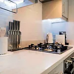 Bright&Modern Bayswater Apartment
