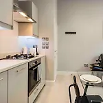 Bright&Modern Bayswater Apartment