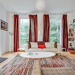 Bright Two Bedroom Apartment Near Vibrant Camden Town